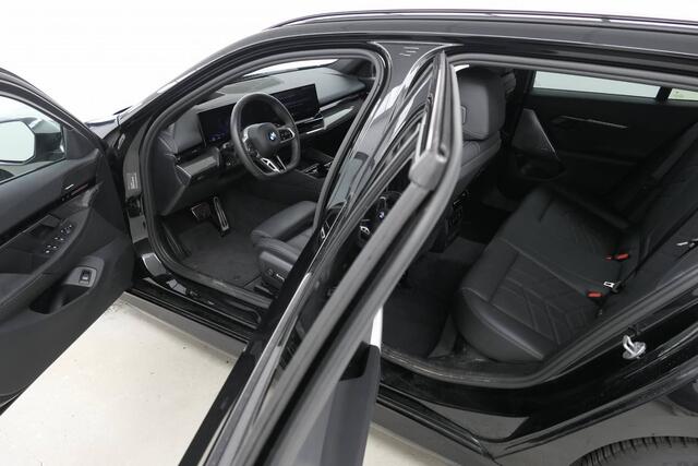 BMW 5-SERIE Touring 520i M-Sport | Driving Assistant Professional | Trekhaak | Standkachel | Carbon int. lijsten | Harman Kardon