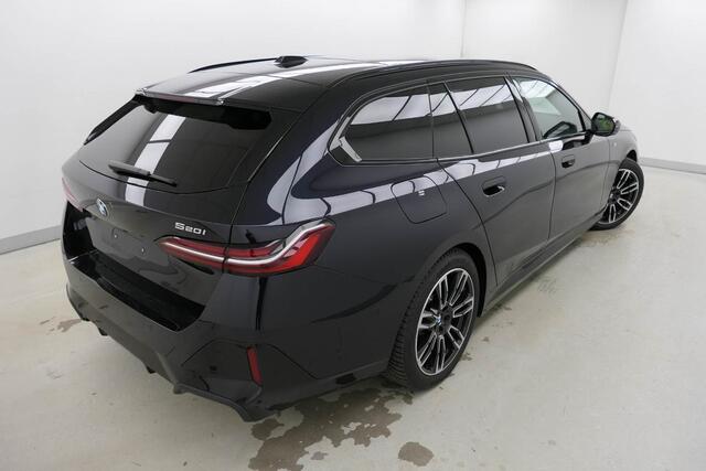 BMW 5-SERIE Touring 520i M-Sport | Panorama | Driving Assistant Plus | Harman Kardon | Standkachel | Trekhaak | Carbon interieurlijsten