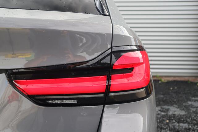 BMW 5-SERIE Touring 530i High Executive M-Sport 20inch / Bernina Grau / Pano / Camera / Laser