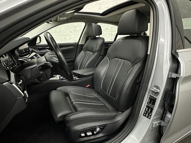 BMW 5-SERIE 530d xDrive | Dealer Onderhouden | ACC | 360 Camera | Schuifdak | Comfortstoelen | Head-Up | Achterasbesturing | Leder | Keyless-Entry | Memory | Stoelverwarming V+A | LED | Stuurverwarming | Draadloos Laden | Dodehoek | BTW |