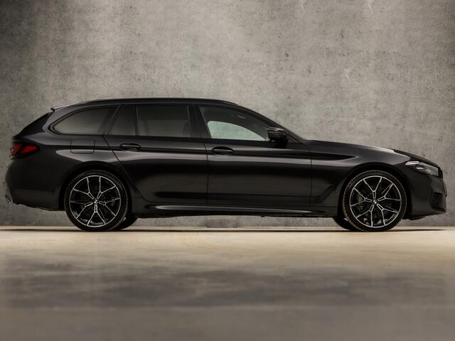 BMW 5-SERIE Touring 530i xDrive M Sport 245Pk Automaat (PANORAMADAK, APPLE CARPLAY, LUCHTVERING, GROOT NAVI, 360 CAMERA, MEMORY SEATS, LEDER, SFEERVERLICHTING, ADAPTIVE CRUISE, HEAD-UP DISPLAY, TREKHAAK, NIEUWSTAAT)
