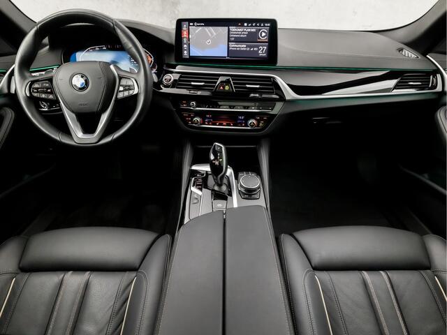 BMW 5-SERIE Touring 530i xDrive M Sport 245Pk Automaat (PANORAMADAK, APPLE CARPLAY, LUCHTVERING, GROOT NAVI, 360 CAMERA, MEMORY SEATS, LEDER, SFEERVERLICHTING, ADAPTIVE CRUISE, HEAD-UP DISPLAY, TREKHAAK, NIEUWSTAAT)