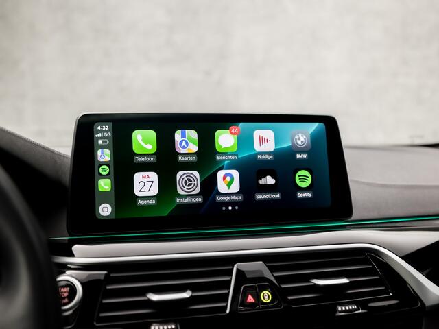 BMW 5-SERIE Touring 530i xDrive M Sport 245Pk Automaat (PANORAMADAK, APPLE CARPLAY, LUCHTVERING, GROOT NAVI, 360 CAMERA, MEMORY SEATS, LEDER, SFEERVERLICHTING, ADAPTIVE CRUISE, HEAD-UP DISPLAY, TREKHAAK, NIEUWSTAAT)