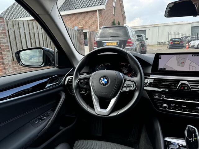 BMW 5-SERIE Touring 520i High Executive Alles zwart!