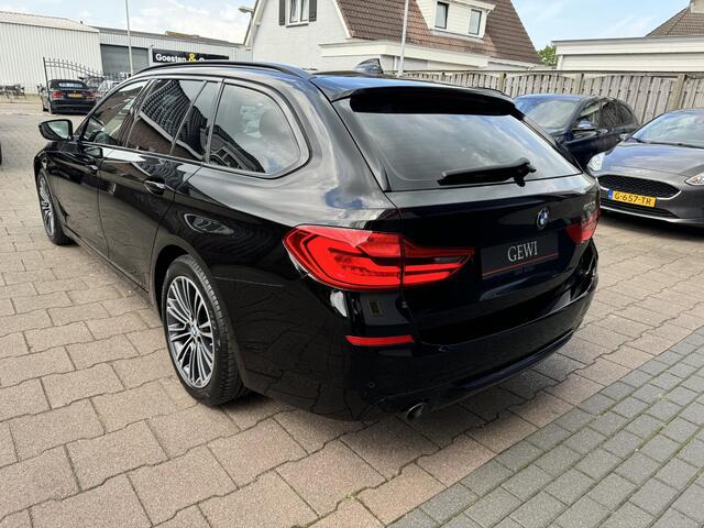 BMW 5-SERIE Touring 520i High Executive Alles zwart!