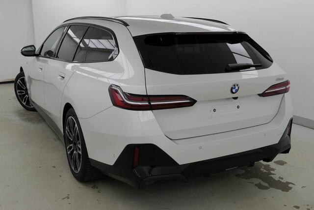 BMW 5-SERIE Touring 520i M-Sport | Driving Assistant Plus | Harman Kardon | Panorama | Standkachel | Trekhaak |