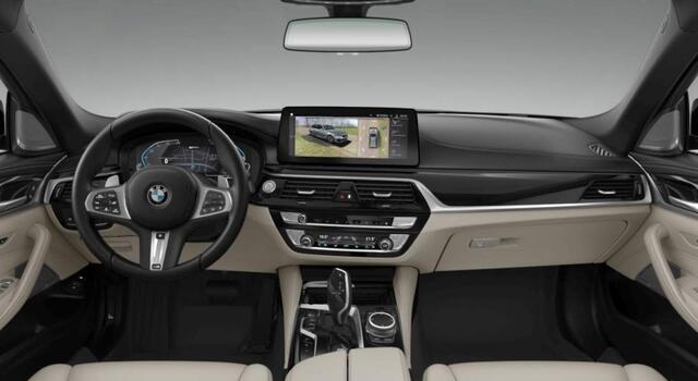 BMW 5-SERIE Touring 530e xDrive Panoramadak | TV | Massage | CoPilot | Harman Kardon
