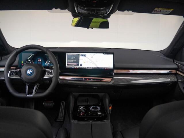 BMW 5-SERIE Touring 550e xDrive | M Sportpakket Pro | Innovation Pack | Verwarmd Stuurwiel | Comfort Access | Panoramadak | Stoelventilatie | Stoelverwarming | Bowers & Wilkins | Trekhaak