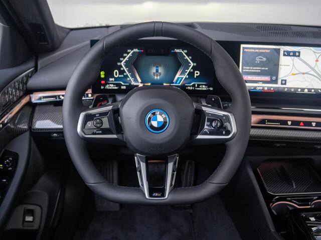 BMW 5-SERIE Touring 550e xDrive | M Sportpakket Pro | Innovation Pack | Verwarmd Stuurwiel | Comfort Access | Panoramadak | Stoelventilatie | Stoelverwarming | Bowers & Wilkins | Trekhaak