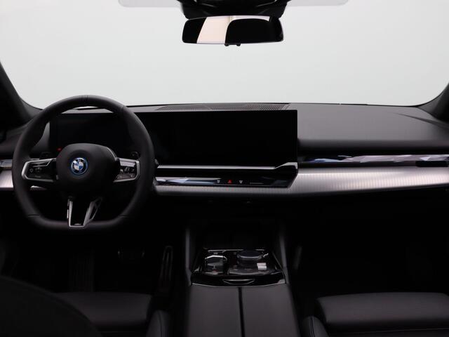 BMW 5-SERIE Touring 530e M Sportpakket | Trekhaak | Panoramadak | Driving Assistant | Parking Assistant | Harman Kardon | 19''