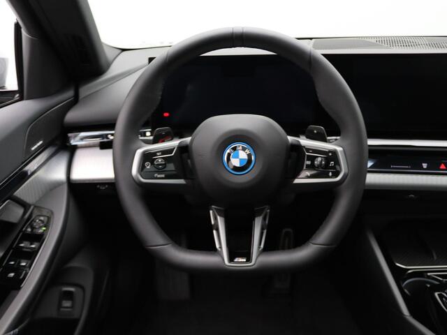 BMW 5-SERIE Touring 530e M Sportpakket | Trekhaak | Panoramadak | Driving Assistant | Parking Assistant | Harman Kardon | 19''