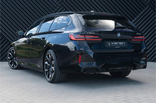 BMW 5-SERIE Touring 550e xDrive M-Sport Pro Vol !! M Stoel Bowers&Wilkens Pano Acc Headup ICONIC Stoelvent. Shadow Trekhaak