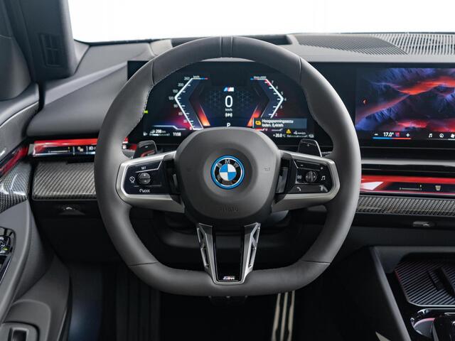 BMW 5-SERIE Touring 530e M Sportpakket Pro | Individual Lak | Innovation Pack | Comfort Pack | Elektr. Trekhaak