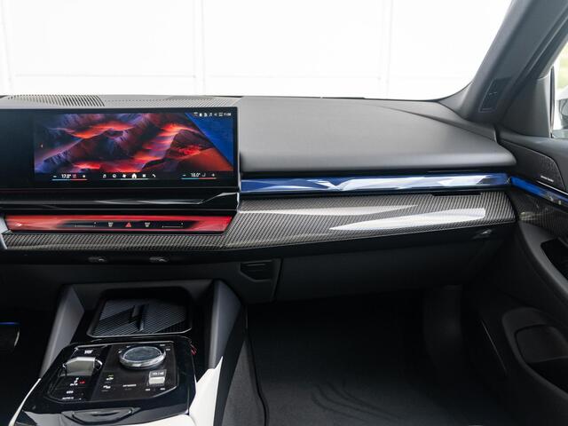 BMW 5-SERIE Touring 530e M Sportpakket Pro | Individual Lak | Innovation Pack | Comfort Pack | Elektr. Trekhaak