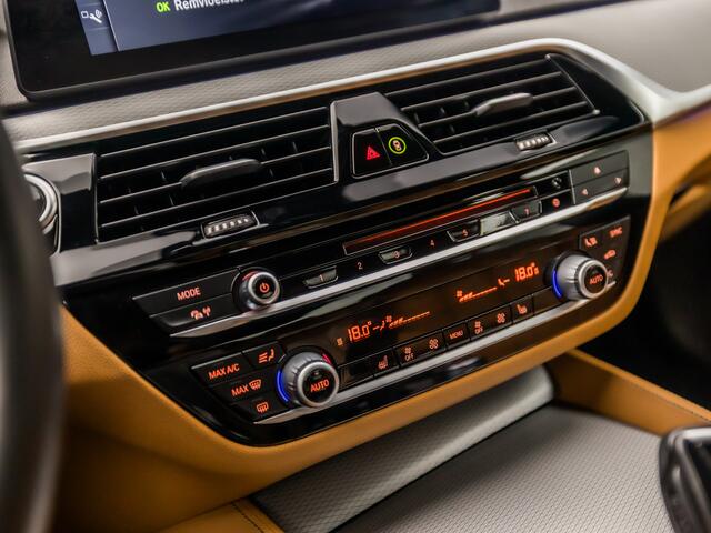 BMW 5-SERIE 530e High Executive M Sport Automaat 252Pk (GROOT NAVI, 360 CAMERA, SFEERVERLICHTING, BOWERS&WILKINS, COGNAC LEDER, MEMORY SEATS, STOELVERWARMING, NIEUWE APK, NIEUWSTAAT)