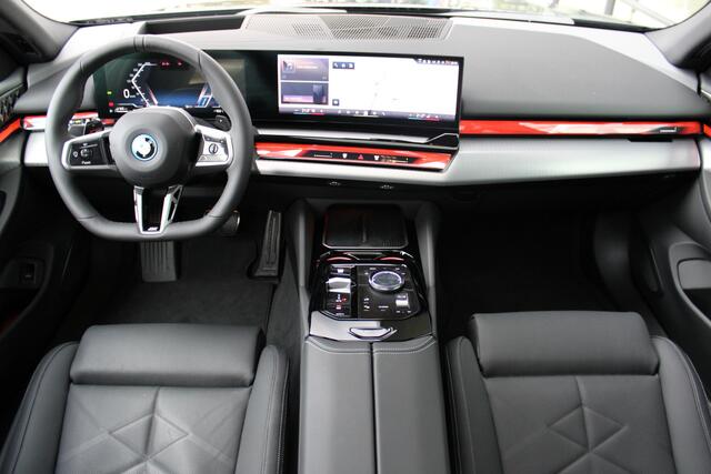 BMW 5-SERIE Touring 530e M Sport Automaat / Panoramadak / Trekhaak / Bowers & Wilkins / Adaptief onderstel professional / Parking Assistant Professional / Stoelventilatie