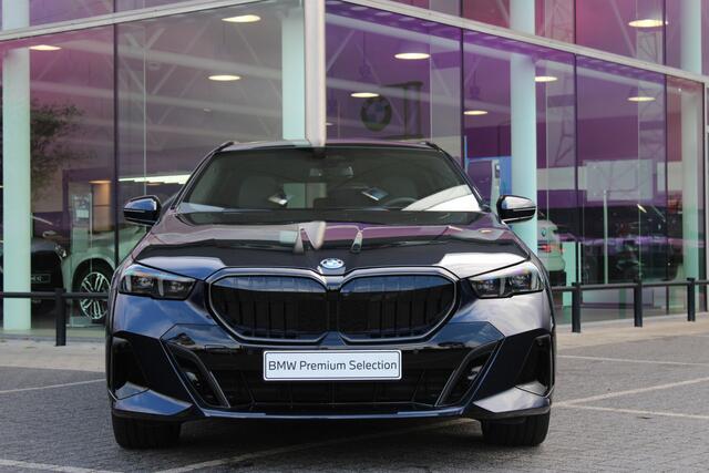 BMW 5-SERIE Touring 530e M Sport Automaat / Panoramadak / Trekhaak / Bowers & Wilkins / Adaptief onderstel professional / Parking Assistant Professional / Stoelventilatie