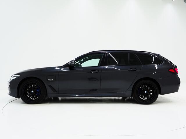 BMW 5-SERIE Touring 530e xDrive M Sport Shadow | Panoramadak | Trekhaak | Harman/Kardon | 360 | Head Up | Keyless