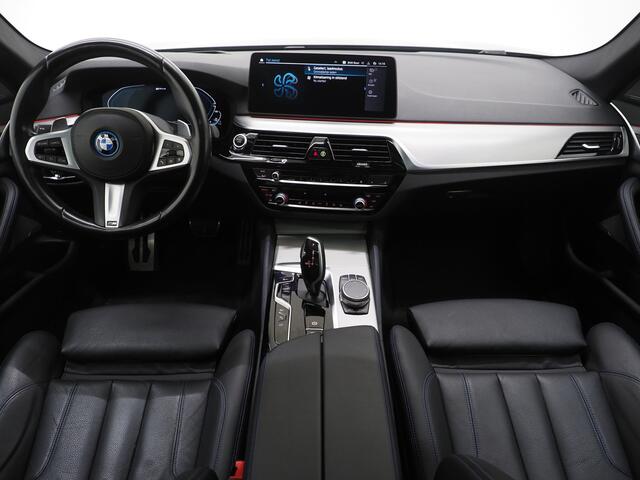 BMW 5-SERIE Touring 530e xDrive M Sport Shadow | Panoramadak | Trekhaak | Harman/Kardon | 360 | Head Up | Keyless