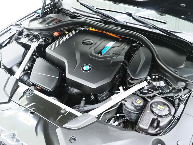 BMW 5-SERIE Touring 530e xDrive M Sport Shadow | Panoramadak | Trekhaak | Harman/Kardon | 360 | Head Up | Keyless