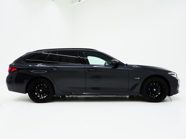 BMW 5-SERIE Touring 530e xDrive M Sport Shadow | Panoramadak | Trekhaak | Harman/Kardon | 360 | Head Up | Keyless