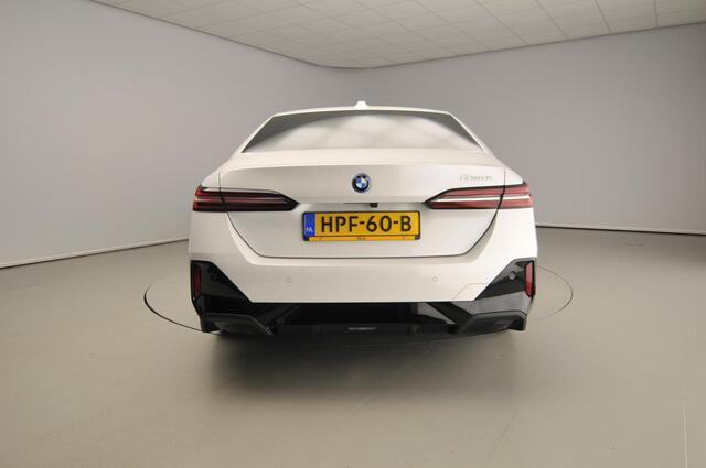 BMW 5-SERIE Sedan 530e | M-Sportpakket | LED | Navigatie | Active cruise | Trekhaak | Sportstoelen | DAB | Harman-kardon sound | Alu 19 inch