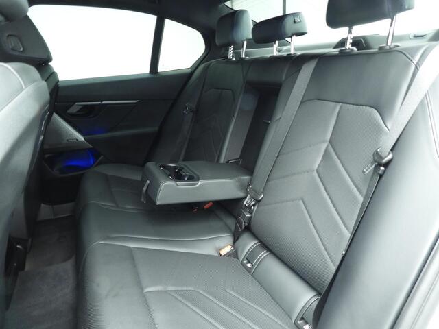 BMW 5-SERIE Sedan 530e | M-Sportpakket | LED | Navigatie | Active cruise | Trekhaak | Sportstoelen | DAB | Harman-kardon sound | Alu 19 inch