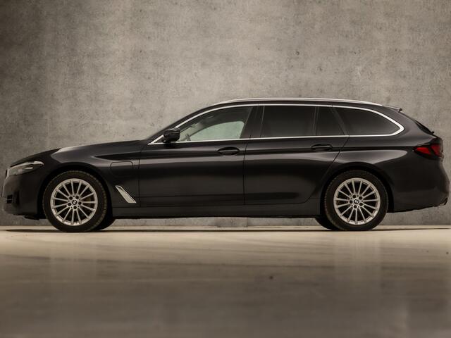 BMW 5-SERIE Touring 530e Sportline 293Pk Automaat (APPLE CARPLAY, GROOT NAVI, DEALER ONDERHOUDEN, CAMERA, SFEERVERLICHTING, LEDER, SPORTSTOELEN, ADAPTIVE CRUISE, TREKHAAK ELEKTRISCH, NIEUWSTAAT)