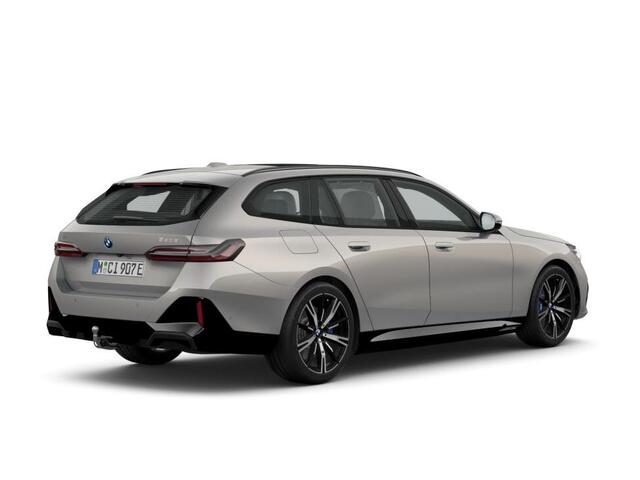 BMW 5-SERIE Touring 550e xDrive M Sportpakket Pro | Panoramadak | Bowers & Wilkins | Trekhaak | Comfort Pack | Innovation Pack