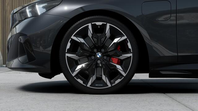 BMW 5-SERIE 530e M Sport Automaat / Panoramadak / Stoelventilatie / Bowers & Wilkins / Comfort Access / M Sportonderstel / Parking Assistant Plus / Adaptieve LED