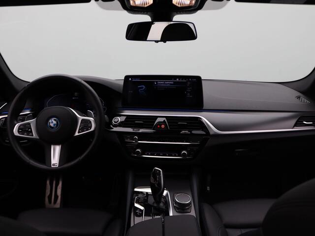BMW 5-SERIE Sedan 545e xDrive M Sportpakket | Innovationspaket | Driving Assistant Prof. | Head-Up Display | Harman Kardon | 20"