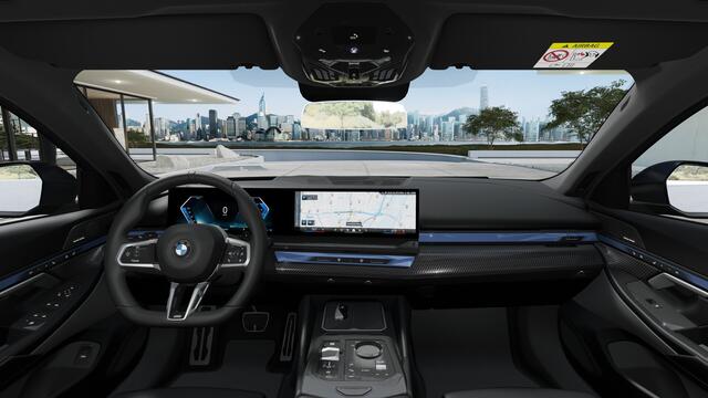 BMW 5-SERIE Touring 530e M Sport Automaat / Panoramadak / Trekhaak / Stoelventilatie / Parking Assistant Plus / Comfort Access / Adaptieve LED / M Sportonderstel / Harman-Kardon