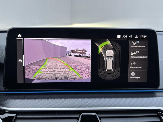 BMW 5-SERIE Touring 530e High Executive Automaat / Accu SOH 100% / M Sportpakket / Elektrisch wegklapbare trekhaak / Trekgewicht 1700 kg / elektrisch glazen panorama-dak / Stuur-, en Stoel verwarming / Climate control /