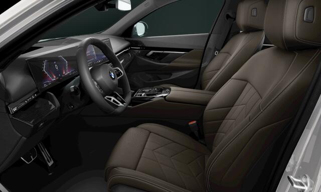 BMW 5-SERIE 520i M-Sport HeadUp H/K Pano Driving Pro Trekhaak Stoelventilatie