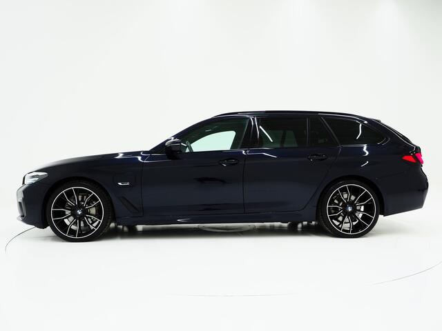 BMW 5-SERIE Touring 530e M Sport Shadow | Panoramadak | Trekhaak | Head Up | Camera | Keyless | Adaptive | Carplay