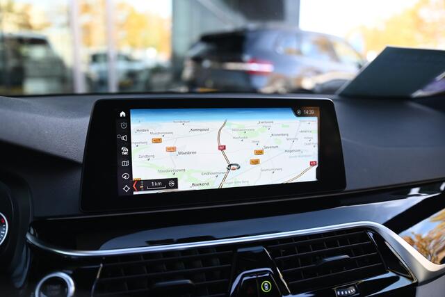 BMW 5-SERIE Touring 520i High Executive M Sport Automaat / Panoramadak / Trekhaak / Achteruitrijcamera / Adaptieve LED / M Sportonderstel / Parking Assistant