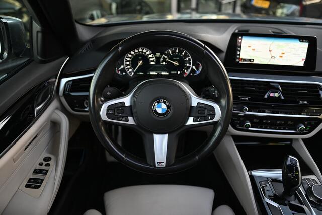 BMW 5-SERIE Touring 520i High Executive M Sport Automaat / Panoramadak / Trekhaak / Achteruitrijcamera / Adaptieve LED / M Sportonderstel / Parking Assistant