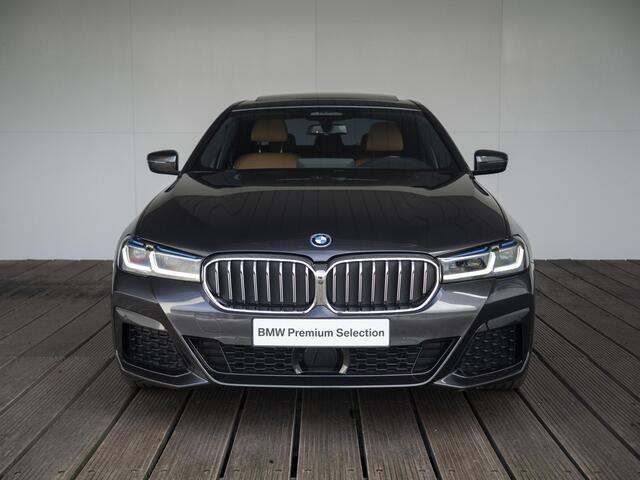 BMW 5-SERIE Sedan 530e | High Executive | M Sportpakket | Harman Kardon | Verwarmd Stuurwiel | Comfort Access | Schuif-/kanteldak | Stoelverwarming | Laserlight | 19''