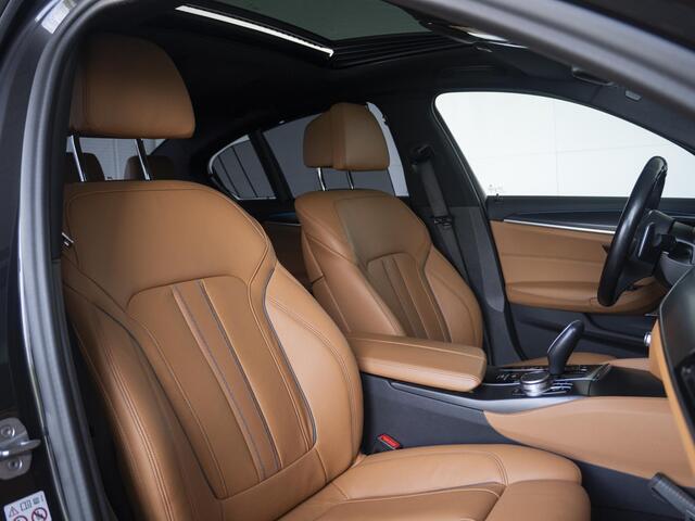 BMW 5-SERIE Sedan 530e | High Executive | M Sportpakket | Harman Kardon | Verwarmd Stuurwiel | Comfort Access | Schuif-/kanteldak | Stoelverwarming | Laserlight | 19''
