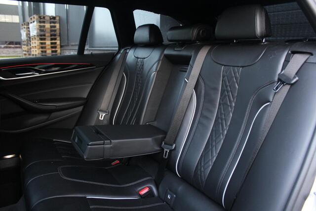 BMW 5-SERIE Touring 540i xDrive M-Sport High Executive | Panorama Dak | Comfort Stoelen | Trekhaak | HUD