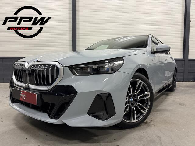 BMW 5-SERIE Touring 520i M-Sport BROOKLYN-GRAU/PANO/TREKHAAK/H&K/HEAD-UP/360CAMERA/VENTILATIE//DRIVING ASS.PRO/ADAPTIVE-LED/19"M-SPORT/STANDKACHEL/NIEUWPRIJS ¤ 94.454,-, NU 9 MAANDEN OUD ¤ 65.850,-!!!!!
