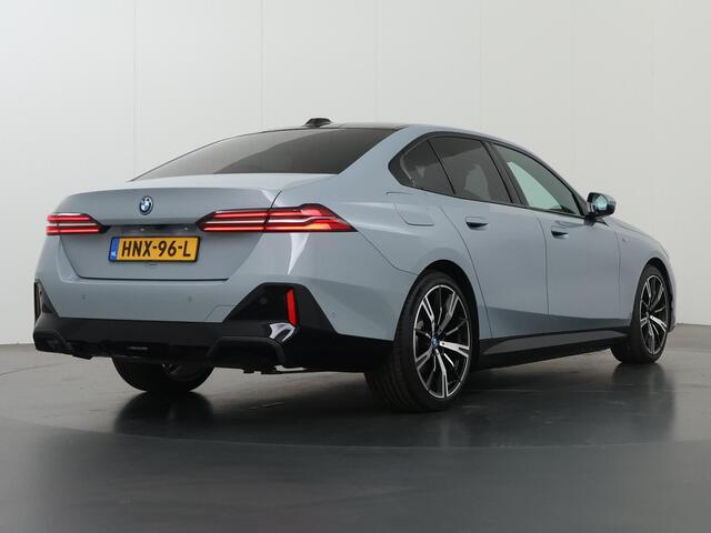 BMW 5-SERIE 530e M Sport Edition | M-Sport | Adaptieve LED verlichting | Driving Assistant Professional | Harman/Kardon | Shadow Line | Comfort Pakket | Panoramadak | HUD | Stoelverwarming/Koeling |