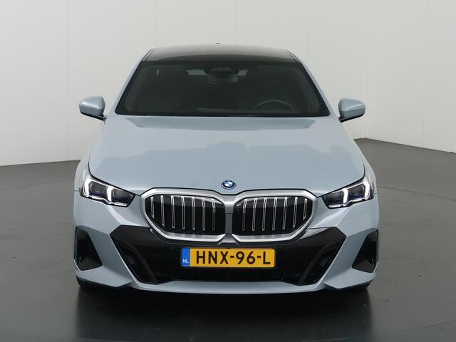 BMW 5-SERIE 530e M Sport Edition | M-Sport | Adaptieve LED verlichting | Driving Assistant Professional | Harman/Kardon | Shadow Line | Comfort Pakket | Panoramadak | HUD | Stoelverwarming/Koeling |