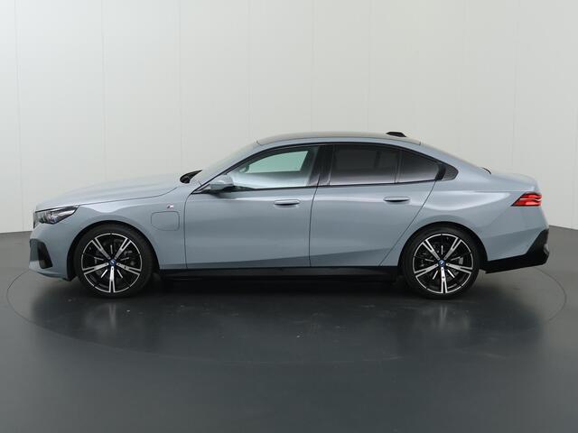 BMW 5-SERIE 530e M Sport Edition | M-Sport | Adaptieve LED verlichting | Driving Assistant Professional | Harman/Kardon | Shadow Line | Comfort Pakket | Panoramadak | HUD | Stoelverwarming/Koeling |