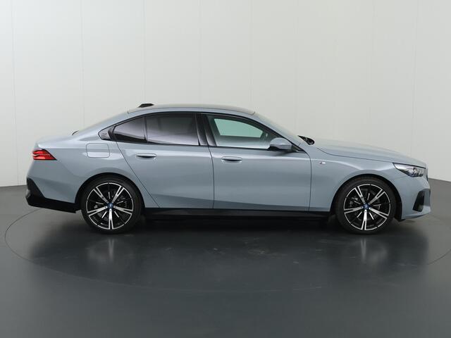 BMW 5-SERIE 530e M Sport Edition | M-Sport | Adaptieve LED verlichting | Driving Assistant Professional | Harman/Kardon | Shadow Line | Comfort Pakket | Panoramadak | HUD | Stoelverwarming/Koeling |