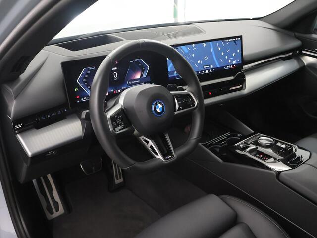BMW 5-SERIE 530e M Sport Edition | M-Sport | Adaptieve LED verlichting | Driving Assistant Professional | Harman/Kardon | Shadow Line | Comfort Pakket | Panoramadak | HUD | Stoelverwarming/Koeling |