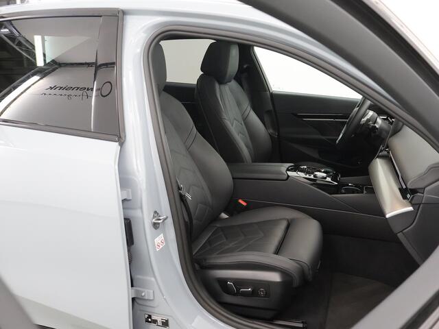 BMW 5-SERIE 530e M Sport Edition | M-Sport | Adaptieve LED verlichting | Driving Assistant Professional | Harman/Kardon | Shadow Line | Comfort Pakket | Panoramadak | HUD | Stoelverwarming/Koeling |