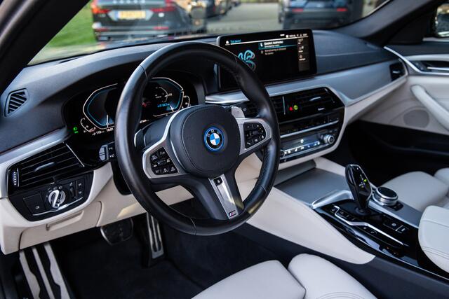 BMW 5-SERIE Touring 530e xDrive High Executive M-Sport , 4 wielsturing Panoramadak, Adap. cruise, Trekhaak,