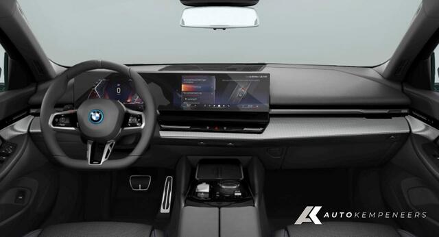 BMW 5-SERIE 530e M Sport | Shadow | Camera | Elek. Trekhaak | Driving Ass. Plus | 19 Inch |