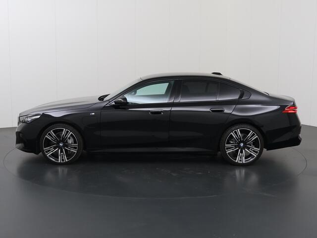 BMW 5-SERIE 550e xDrive | M-Pakket | Comfortstoelen + Memory | Adaptief Onderstel | Comfort-Pakket | Panoramadak | Driving Assistant Professional | Shadow Line | Adaptieve LED Verlichting | DAB | Bowers & Wilkins Surround |
